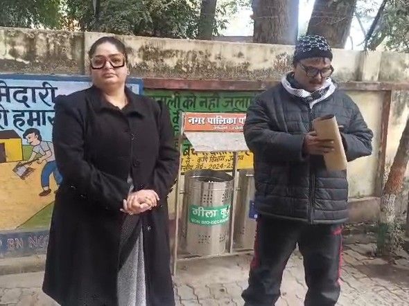 सरकारी भूमि पर अवैध कब्जे, निजी मेढ़ विवाद:महिला ने डीएम से सीमांकन और अतिक्रमण हटाने की मांग की, कहा 29 बीघा जमीन पर कब्जा हो रहा