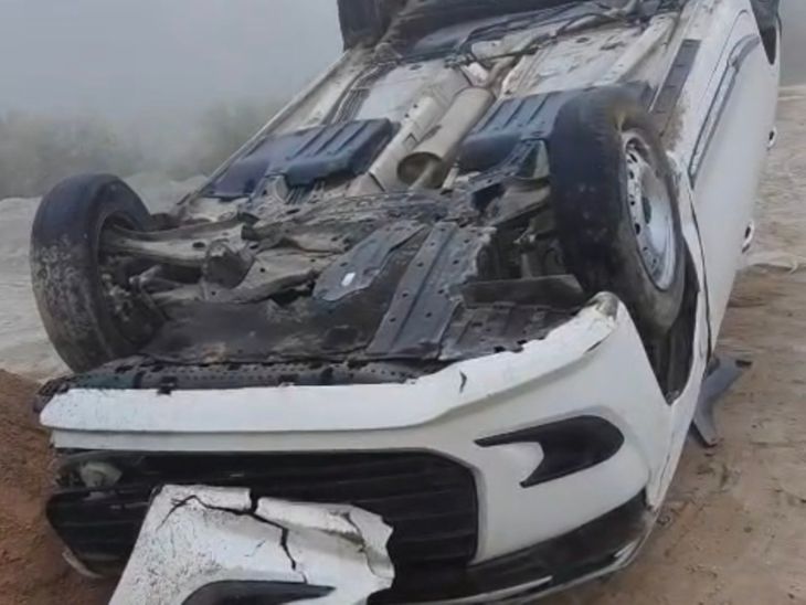 अमेठी घने कोहरे में तेज रफ्तार कार पलटी:लखनऊ से सुल्तानपुर जा रहे युवक को चोटें, पुलिस ने चालक को बाहर निकाला