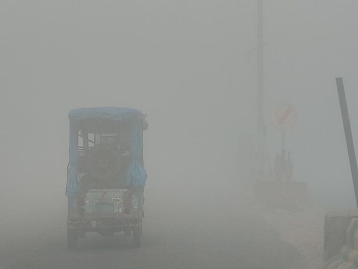 सीतापुर में AQI 306 पहुंचा, विजिबिलिटी 20 मीटर:कोहरे-शीतलहर से जनजीवन प्रभावित, 11 डिग्री पहुंचा तापमान