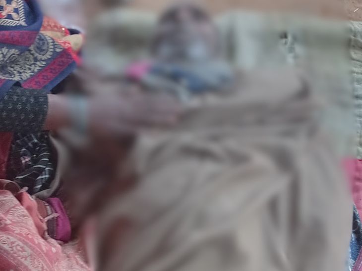 चंदौली के नौगढ़ में ठंड से बुजुर्ग की मौत:इलाज के लिए ले जाते समय रास्ते में तोड़ा दम, परिजनों में शोक की लहर