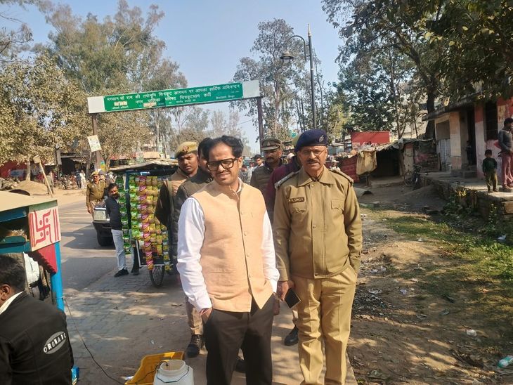 Inspection: चित्रकूट में DM-SP ने कर्वी बस स्टैंड का किया दौरा