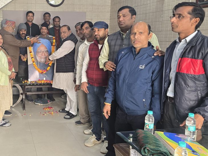 हापुड़ में पूर्व प्रधानमंत्री मनमोहन सिंह को श्रद्धांजलि:कांग्रेसियों ने पुण्यतिथि पर उनके आर्थिक सुधारों को याद किया