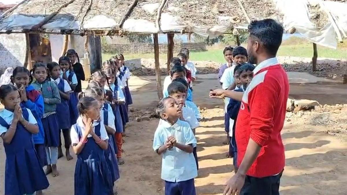 School: MP में बच्‍चों का भावुक अनुरोध, सरकार से बने स्कूल भवन