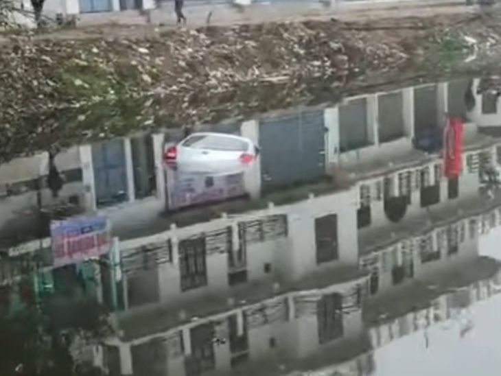 सीतापुर में चलती कार तालाब में डूबी:तकनीकी खराबी के बाद स्टार्ट करते ही हादसा, चालक ने कूदकर बचाई जान