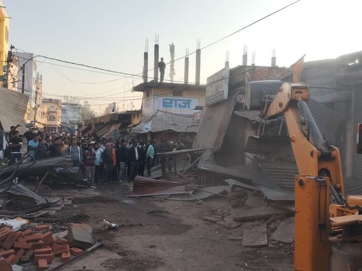 Demolition: दमोह में 30 दुकानों के शेड गिराए, 15 जनवरी तक चलेगी मुहिम