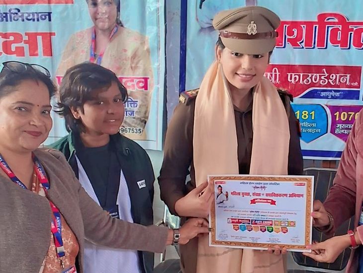 प्रयागराज में धूमनगंज पुलिस का जागरूकता अभियान:मिशन शक्ति के तहत छात्राओं को बताए महिला सुरक्षा हेल्पलाइन नंबर