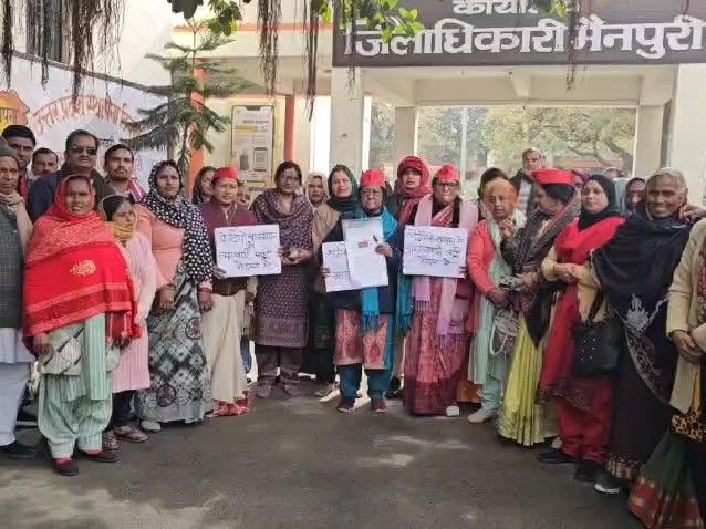 मैनपुरी में सपा महिला विंग का उग्र प्रदर्शन:कुर्सी छोड़ो के नारे, नीतीश कुमार पर महिला अपमान के आरोप में सपाइयों का हंगामा