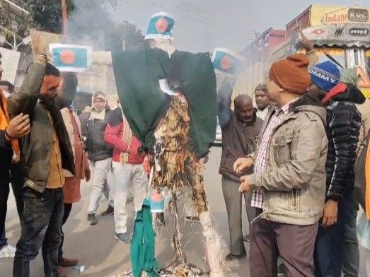 विश्व हिंदू परिषद, बजरंग दल ने आतंकवाद का पुतला फूंका:बांग्लादेश में हिंदुओं पर अत्याचार के विरोध में प्रदर्शन, जमकर की नारेबाजी