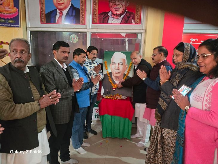 हरदोई में सपा ने चौधरी चरण सिंह की जयंती मनाई:किसानों के हितों को बताया सर्वोपरि, पूर्व पीएम को दी श्रद्धांजलि