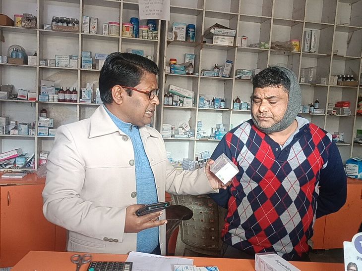 सोनभद्र जन औषधि केंद्र पर मिलीं निजी दवाएं:छापेमारी में खुलासा, मरीजों को महंगी दवा देने का आरोप
