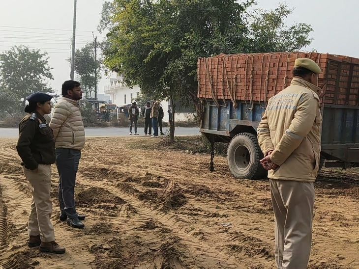 ईंट से लदे ओवरलोड ट्रैक्टरों पर बड़ा एक्शन:बिना परमिट दौड़ रहे ट्रैक्टरों पर आरटीओ-यातायात पुलिस की संयुक्त कार्रवाई