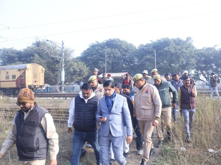 बहजोई में रेलवे ने खोदी नींव, लोगों का प्रदर्शन:संभल DM ने किया निरीक्षण, जिंदाबाद के नारे लगे, बोले- अतिक्रमण नहीं होगा, रास्ता बनेगा