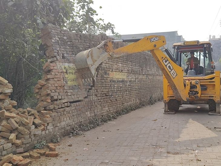 27 करोड़ की सरकारी खलिहान भूमि पर चला बुलडोजर:सीतापुर में 50 साल से था कब्जा, कब्जेदार 1984 के आदेश से रजिस्ट्री का कर रहा दावा