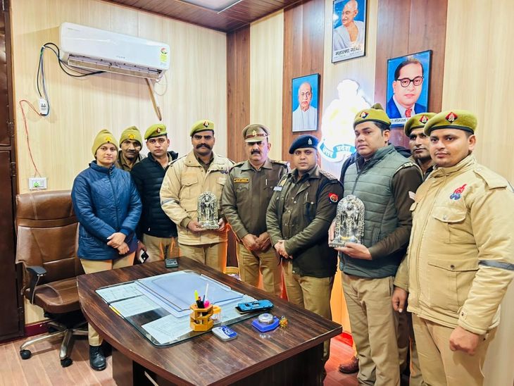 मैनपुरी में सीओ ने कोबरा पुलिस को किया सम्मानित:गैस सलेंडर से लगी आग पर पुलिसकर्मियों ने पाया पर था काबू