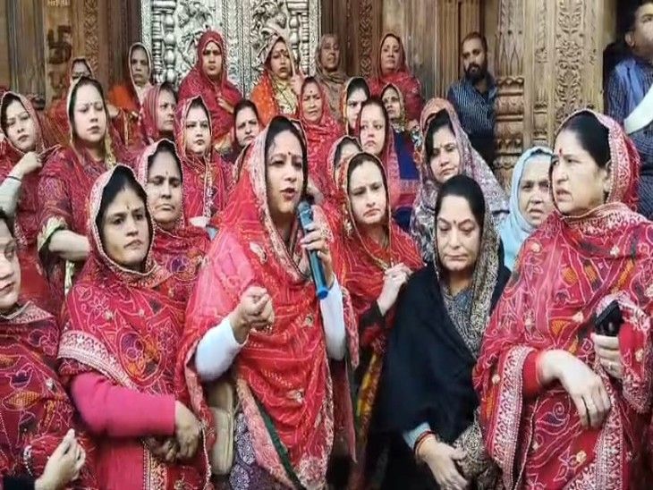 बांके बिहारी मंदिर पर गोस्वामी समाज की महिलाओं का प्रदर्शन:कमेटी पर लगाया परम्पराओं को खत्म करने का आरोप,कहा मनमानी कर रही कमेटी