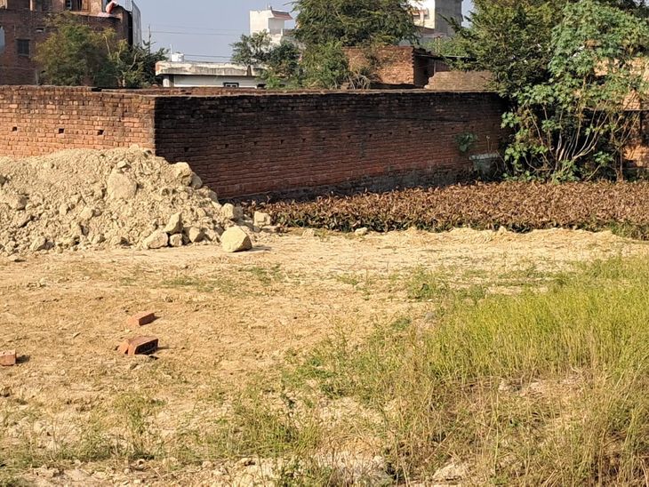 सुल्तानपुर में तालाब की भूमि पर अवैध कब्जा का आरोप:नगर पालिका का खाली तालाब, भू-माफियाओं कर रहे कब्ज़ा, DM से शिकायत