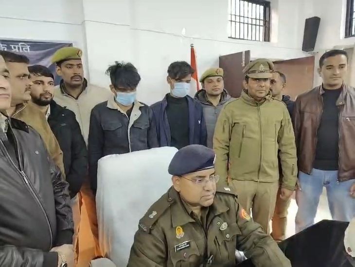 कैश लूट के दो फरार आरोपी गिरफ्तार:5.32 लाख रुपए, पिस्तौल और जिंदा कारतूस बरामद