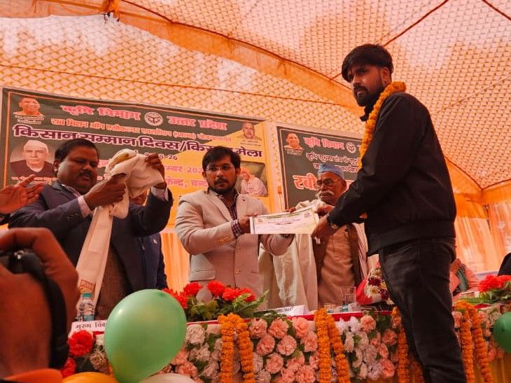 चंदौली में चौधरी चरण सिंह जयंती पर किसान सम्मान दिवस:डीएम ने केला की खेती करने वाले किसान को सम्मानित किया, कहा घबराए नहीं