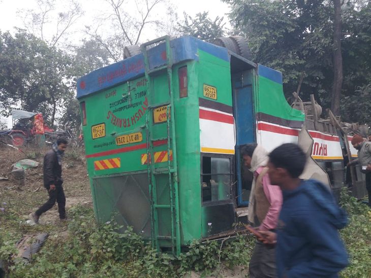 लखीमपुर में बस पलटी, 6 यात्री घायल:40 लोग सवार थे, दूसरी बस को ओवरटेक करते समय हादसा