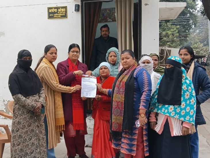 नीतीश कुमार ने बुर्का हटाकर महिलाओं का किया अपमान:सपा ने की पद से हटाने की मांग, कहा- मंत्री संजय निषाद का बयान शर्मनाक