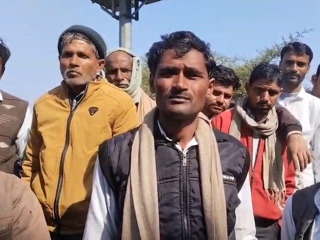 महोबा में किसानों ने प्रदर्शन किया:यूरिया की कालाबाजारी का आरोप, डीएम से निष्पक्ष कार्रवाई की मांग की