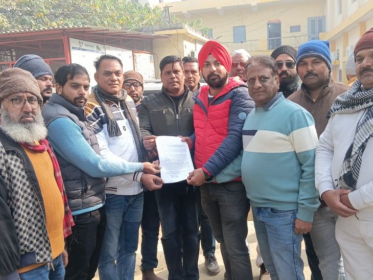 सहारनपुर के लकड़ी व्यापारियों की मांग:मंगल बाजार को शुक्रवार में लगवाओ साहब, सिटी मजिस्ट्रेट को सौंपा ज्ञापन