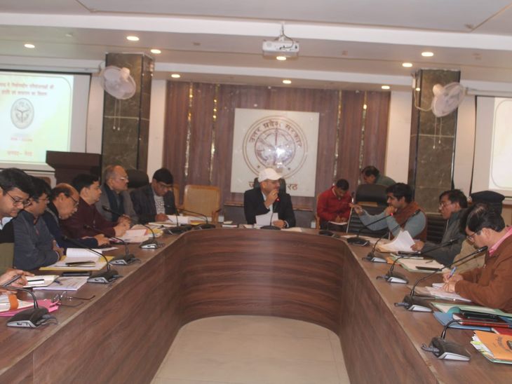 मेरठ जिलाधिकारी ने दी चेतावनी:योजनाओं के लक्ष्य पूरे करें, आईजीआरएस शिकायत निस्तारण सुधारें, वरना होगी कार्रवाई