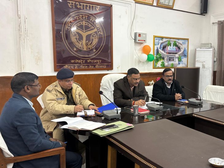 मिर्जापुर में 93 हजार मतदाता खोज रहे BLO:नई मतदाता सूची से 3.44 लाख मतदाता होंगे कम, पात्रों से मांगे आवेदन