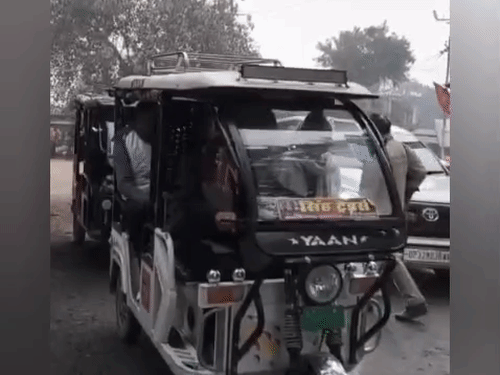 ई-रिक्शा चलाकर सड़क उद्घाटन करने पहुंचे विधायक, VIDEO:अमेठी में इंटरलॉकिंग सड़क का किया लोकार्पण, गुणवत्ता भी परखी