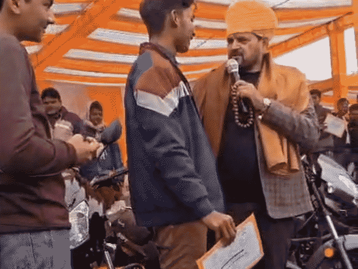 बाबा रामदेव पर बृजभूषण का तंज, VIDEO:गोंडा में छात्र से पूछा- चेहरे पर मुंहासे क्यों, फिर कहा- बाबा का नकली घी और तेल निकल रहा