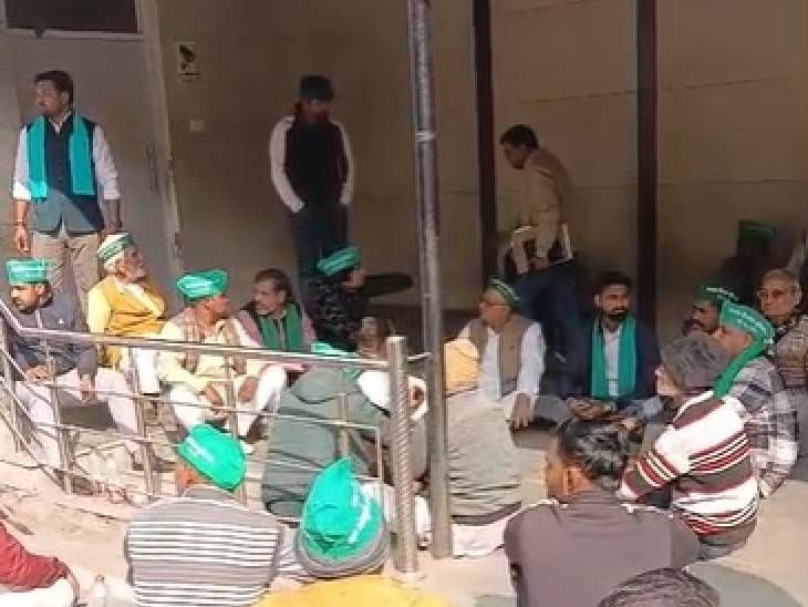 नोएडा प्राधिकरण पर किसानों का प्रदर्शन:तीनों गेट को किया बंद, बोले ," हमे सिर्फ छला गया, आज तक नहीं हुए काम"