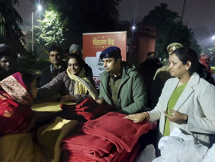 वाराणसी दुर्गाकुंड पर श्रमिकों-निराश्रितों को मिले कंबल:ACP भेलूपुर ने 500 बच्चों को किया वस्त्रदान, गर्म कपड़े पाकर खिले चहेरे