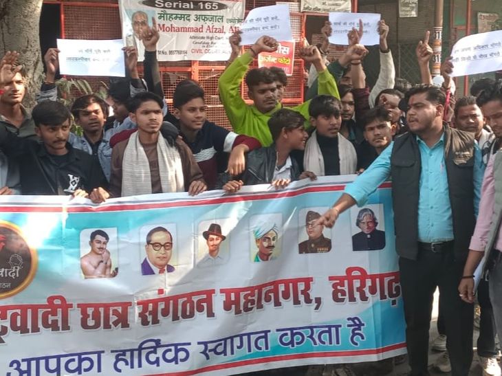 मस्जिदों पर लगे लाउडस्पीकर के विरोध में उतरे छात्र:अलीगढ़ में मजिस्ट्रेट को ज्ञापन सौंपकर दी चेतावनी, बोर्ड परीक्षाओं से पहले नहीं हटाए तो छात्र उतार देंगे लाउडस्पीकर