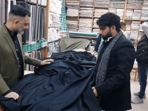 वूलन ट्वीड से बने कपड़े का कोट पहनेंगे अखिलेश यादव:मेरठ में विद्यार्थी खादी भंडार के मालिक सम्राट मालिक ने पसंद किया