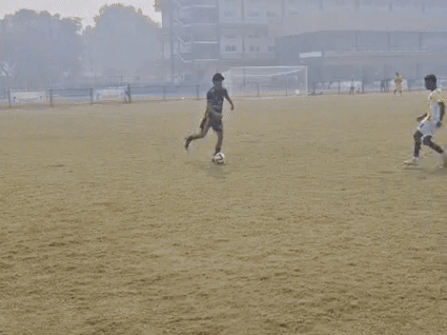 वाराणसी में अखिल भारतीय प्राइजमनी फुटबाल प्रतियोगिता शुरू:उद्घाटन मैच में CISF दिल्ली ने यूनाइटेड क्लब सिवान को हराया, 12 टीमें ले रहीं हिस्सा