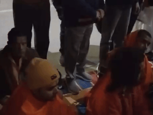 अव्वाहन और अग्नि अखाड़े के साधु संत बैठे धरने पर:माघ मेला में जमीन आवंटन न होने पर नाराज, मेला प्राधिकरण का घेराव